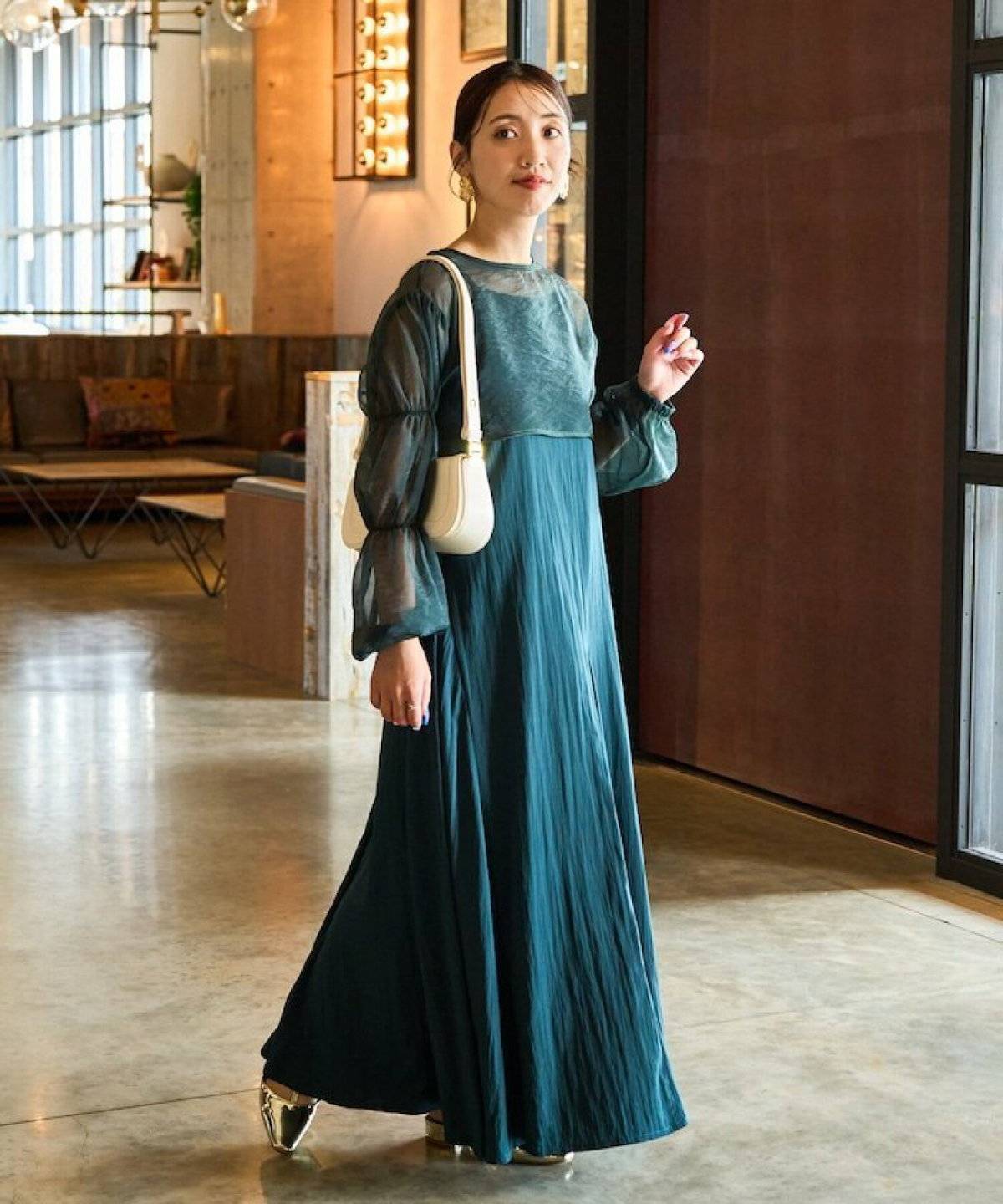 ドレスコーデの女性