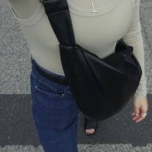 小ぶりでもしっかり入る！コーデにこなれ感をプラスできる「ボディバッグ」が便利♪