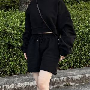 抜け感コーデの神バランスがこれ♡「スウェット×ハーフパンツ」でキマる大人のカジュアル