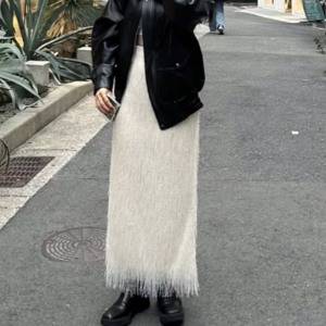 いつものコーデに遊び心をプラス。「フリンジ」で魅せる大人のタイトスカート