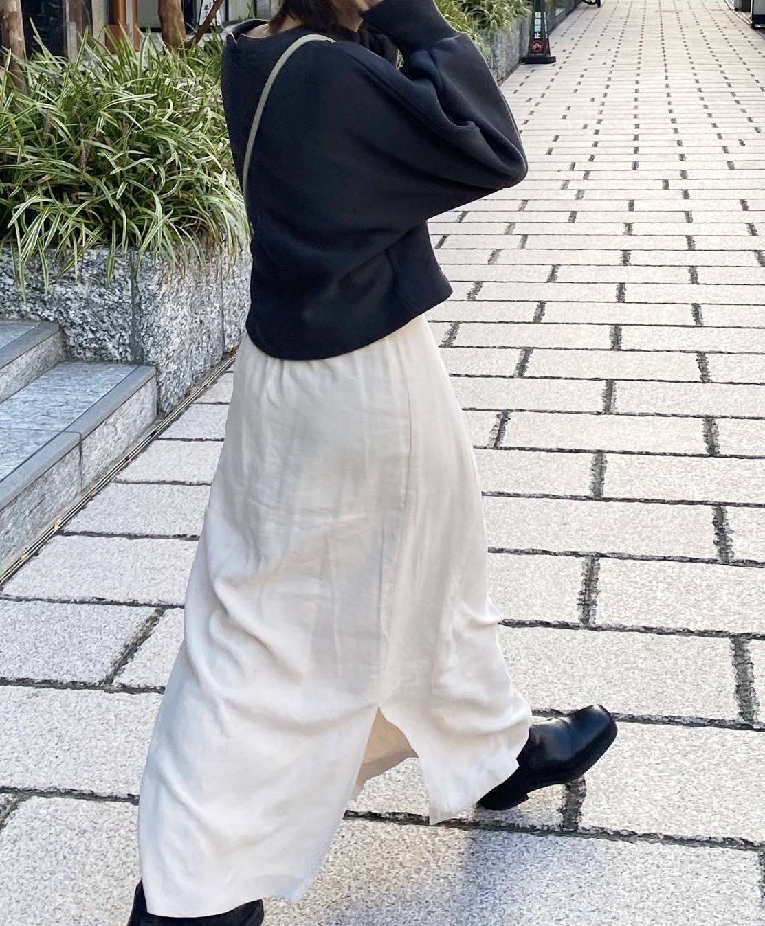 「ブラックスウェット×柔らかロングスカート」のモノトーンコーデ