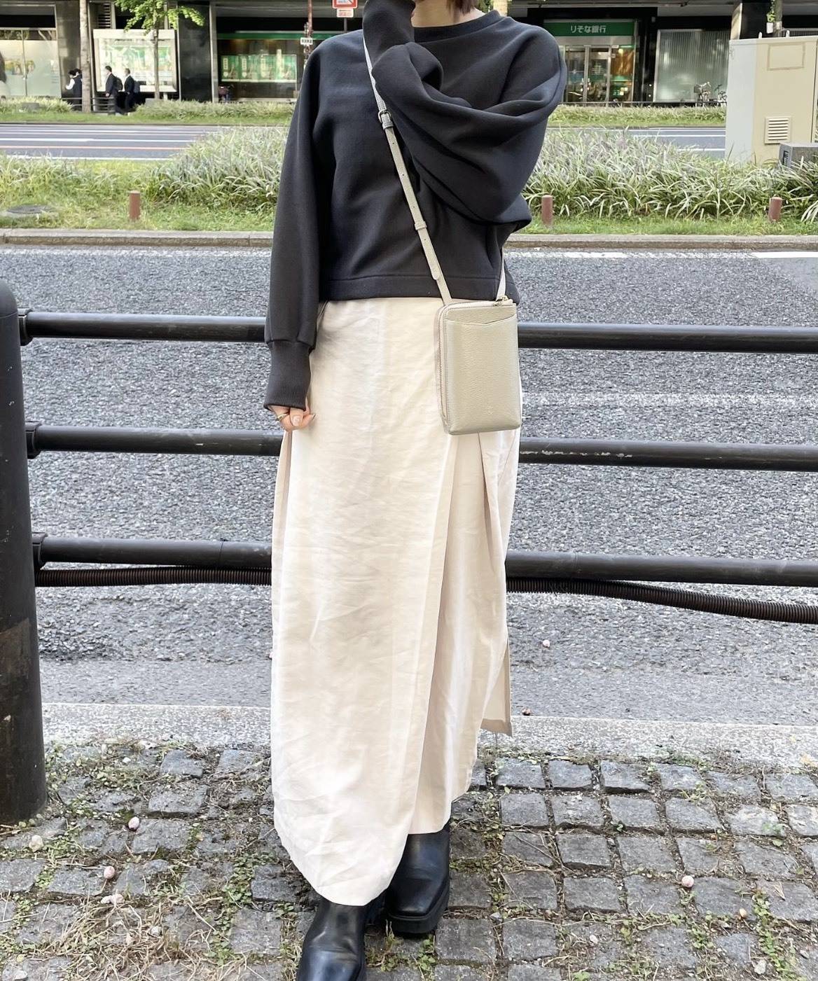 「ブラックスウェット×柔らかロングスカート」のモノトーンコーデ