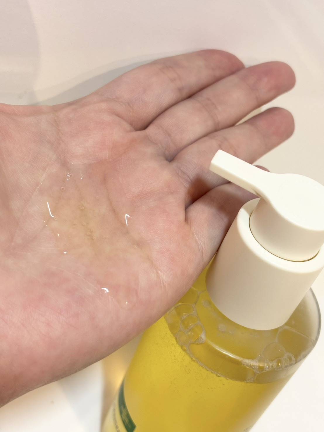 メラビタ アンプルクレンザーを手に