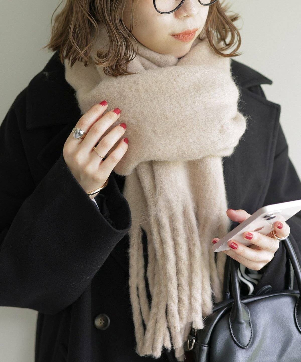 ベージュのマフラーを巻いた女性