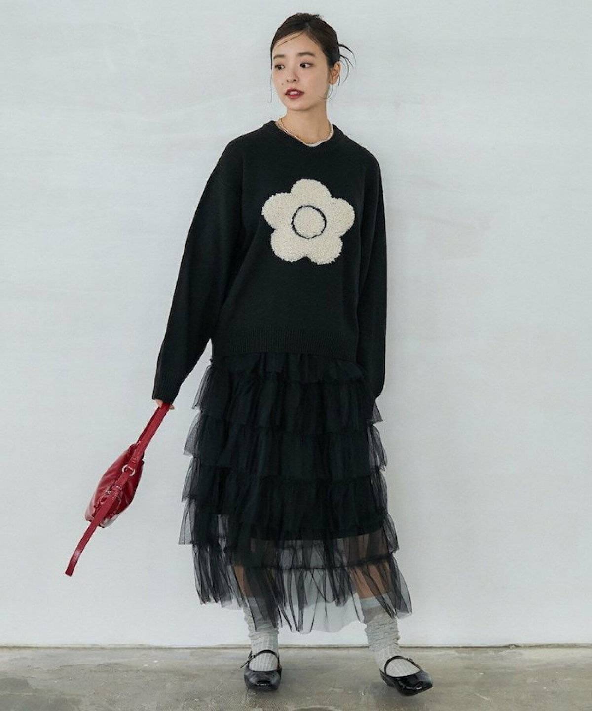 モノトーンコーデの女性