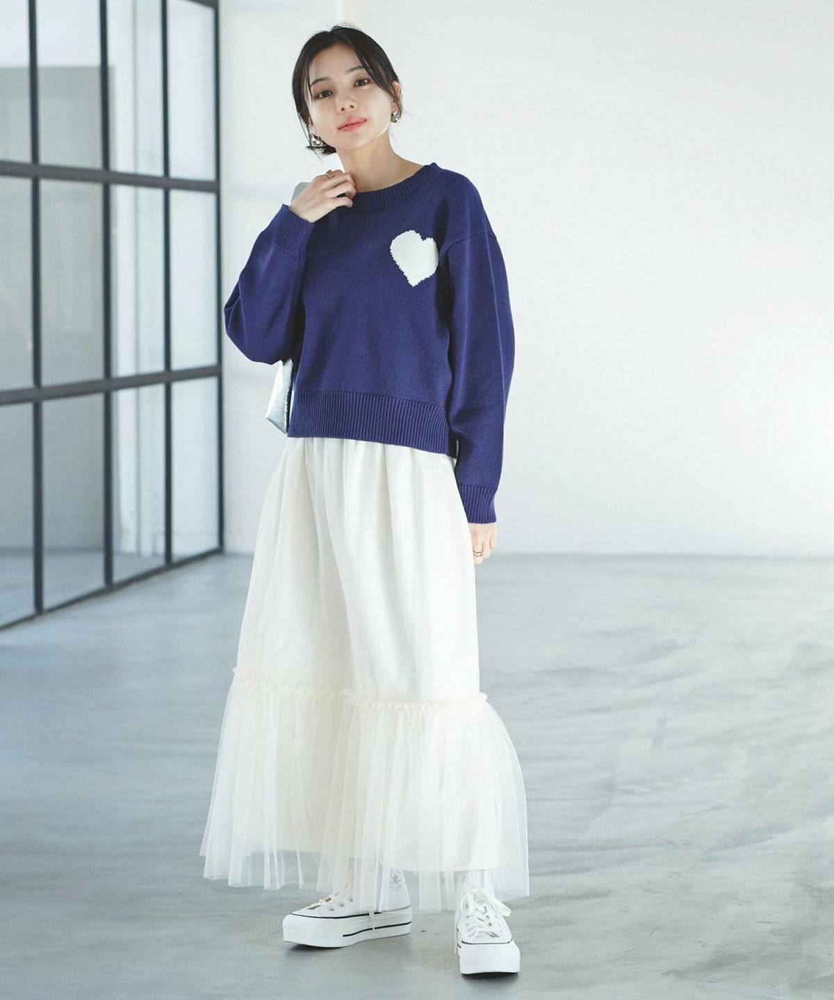 カラーニットにチュールスカートを合わせた女性