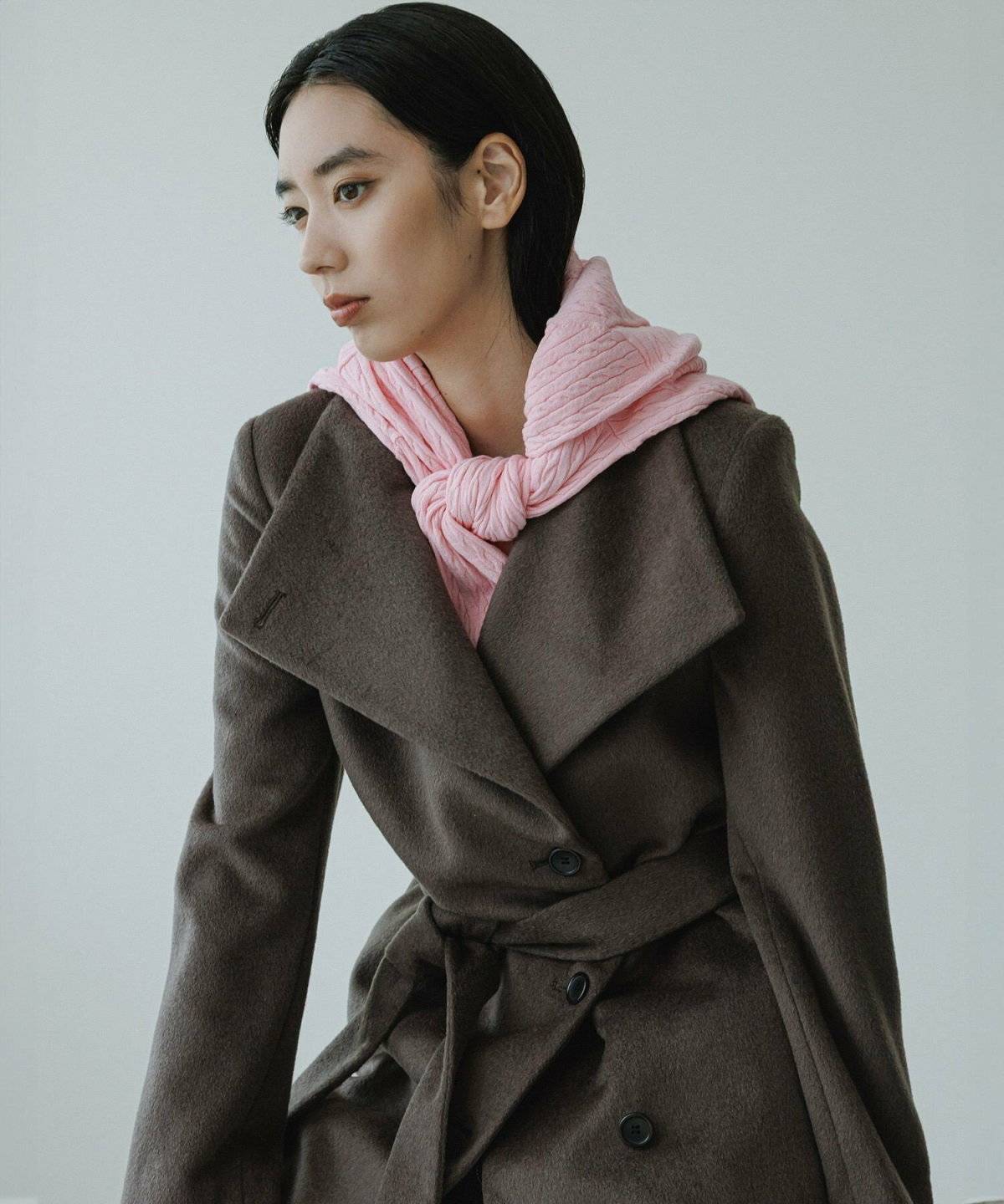 ロングコートコーデの女性