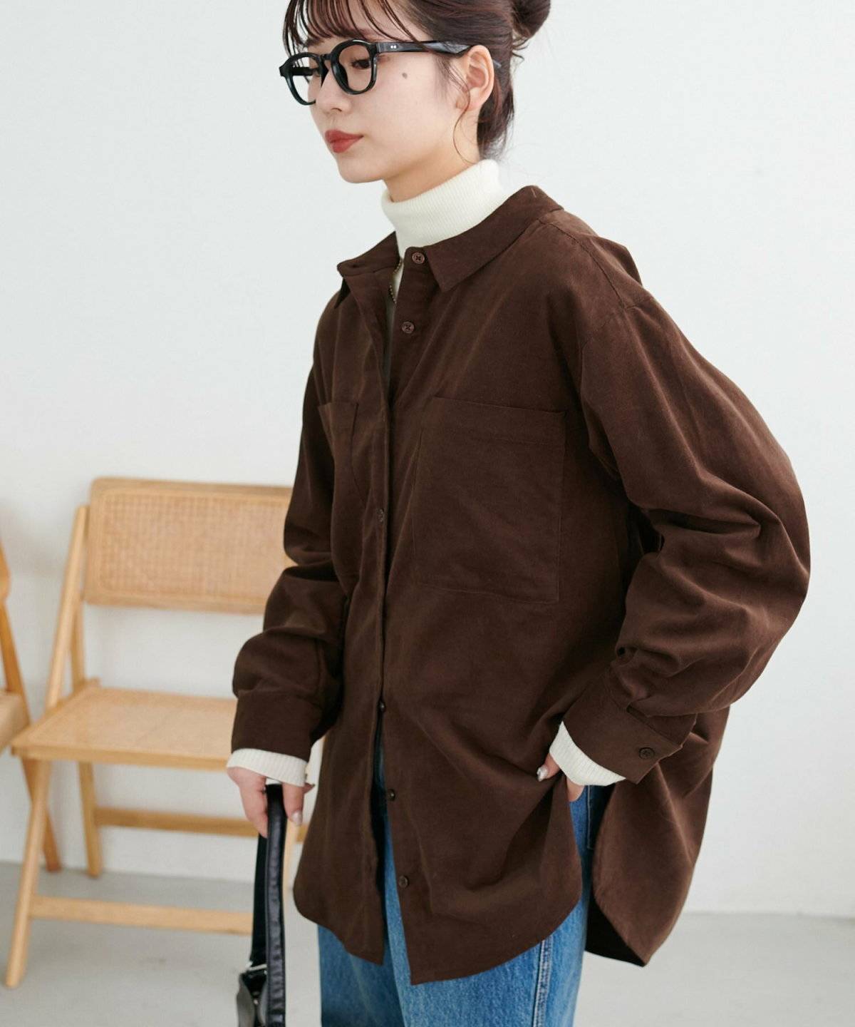 レイヤードコーデの女性