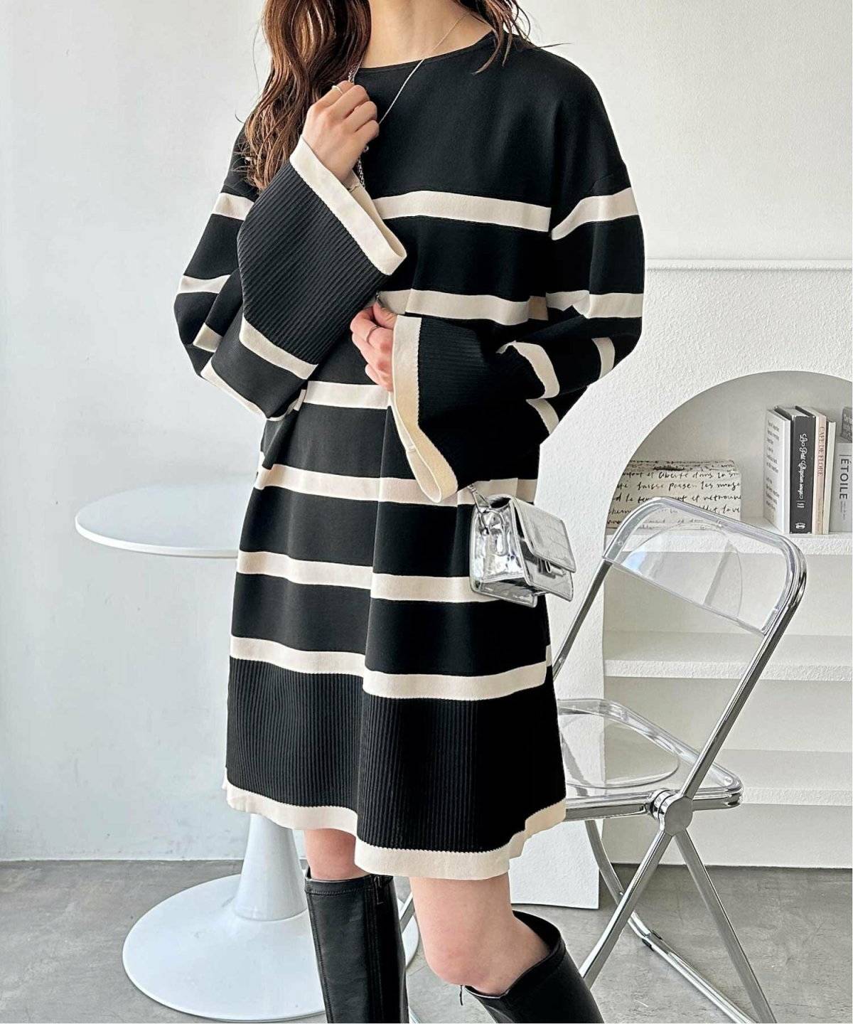 ボーダー柄のニットワンピースを着た女性
