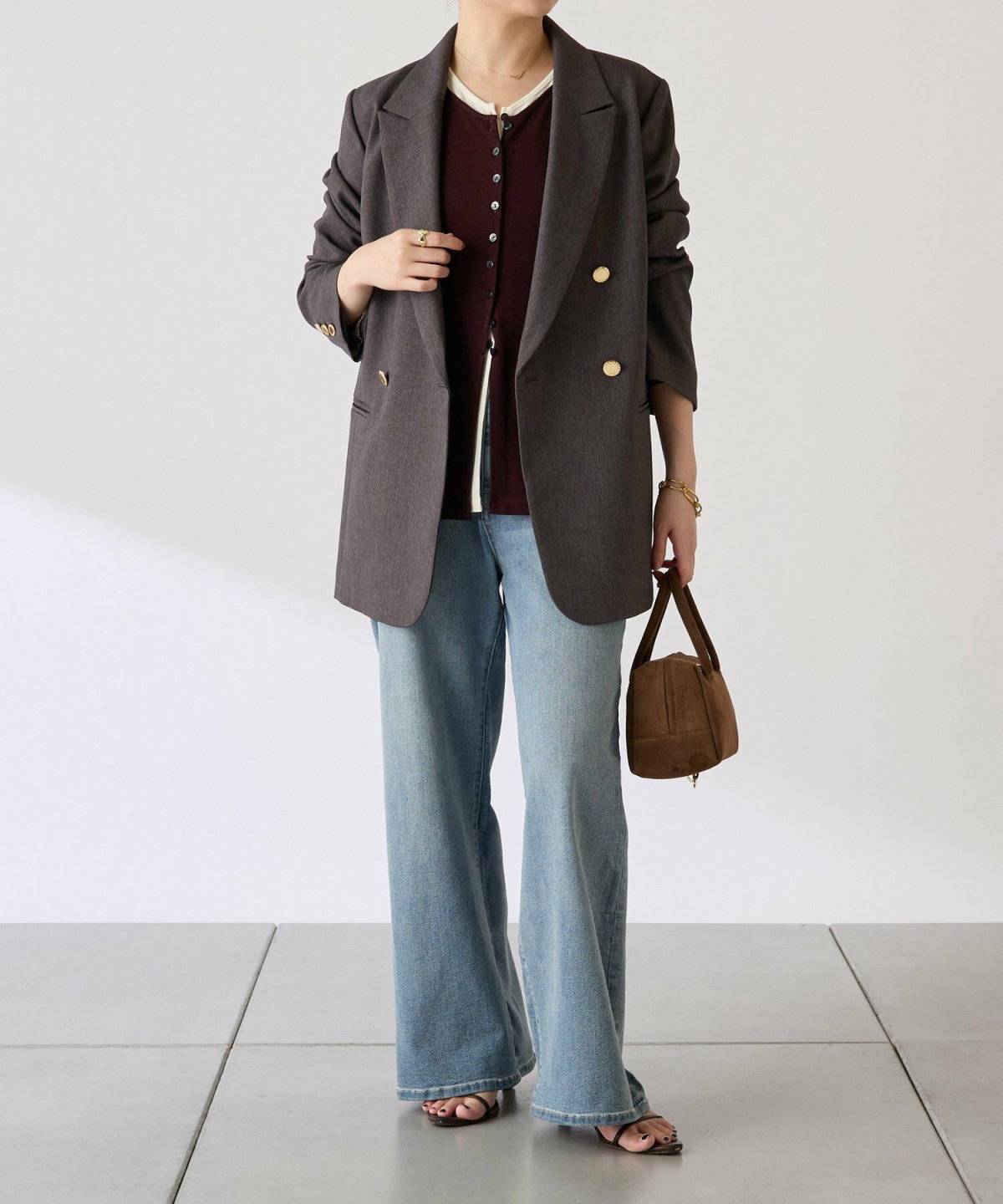 ジャケットとデニムパンツのコーデ