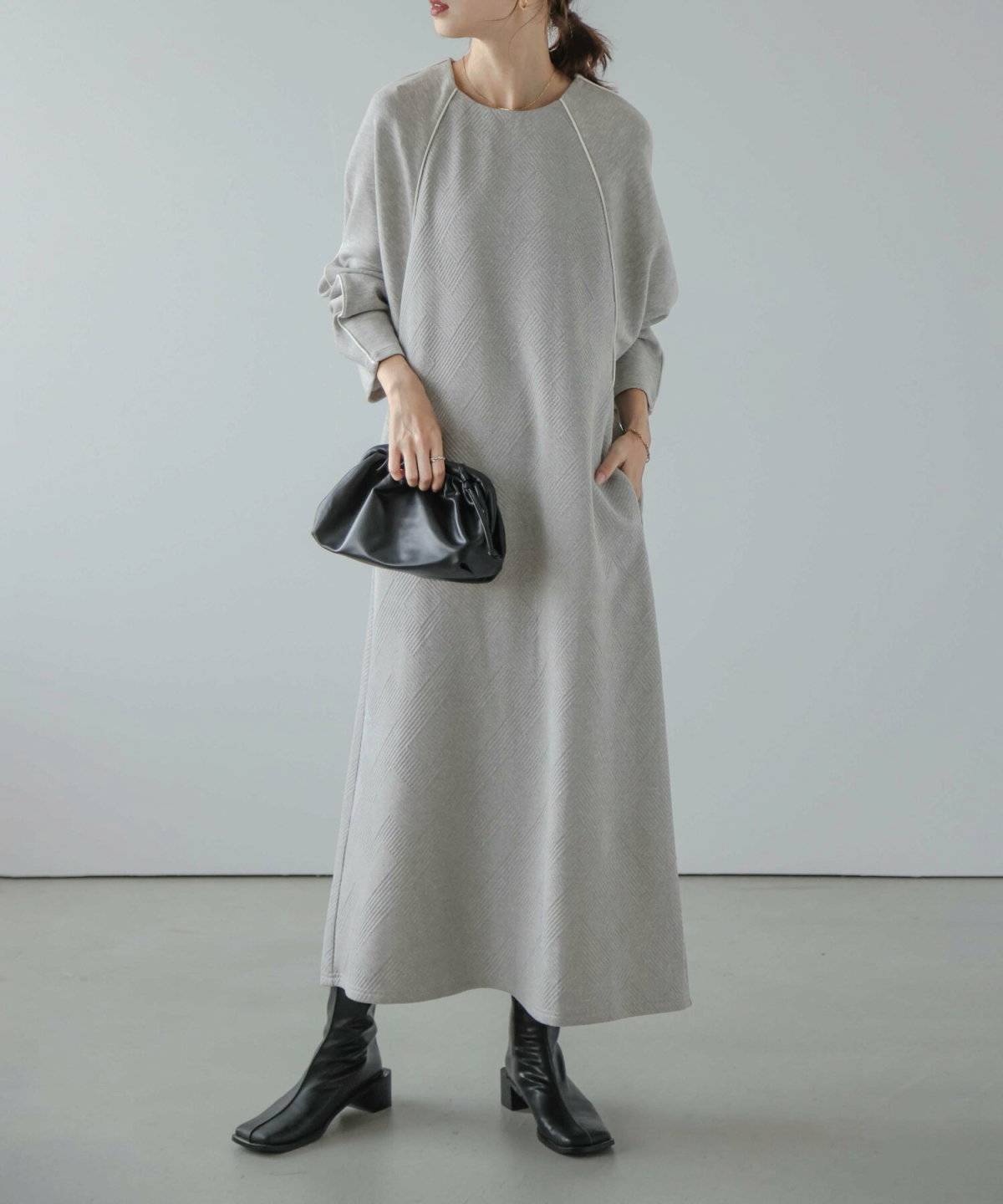 ロングワンピースコーデの女性