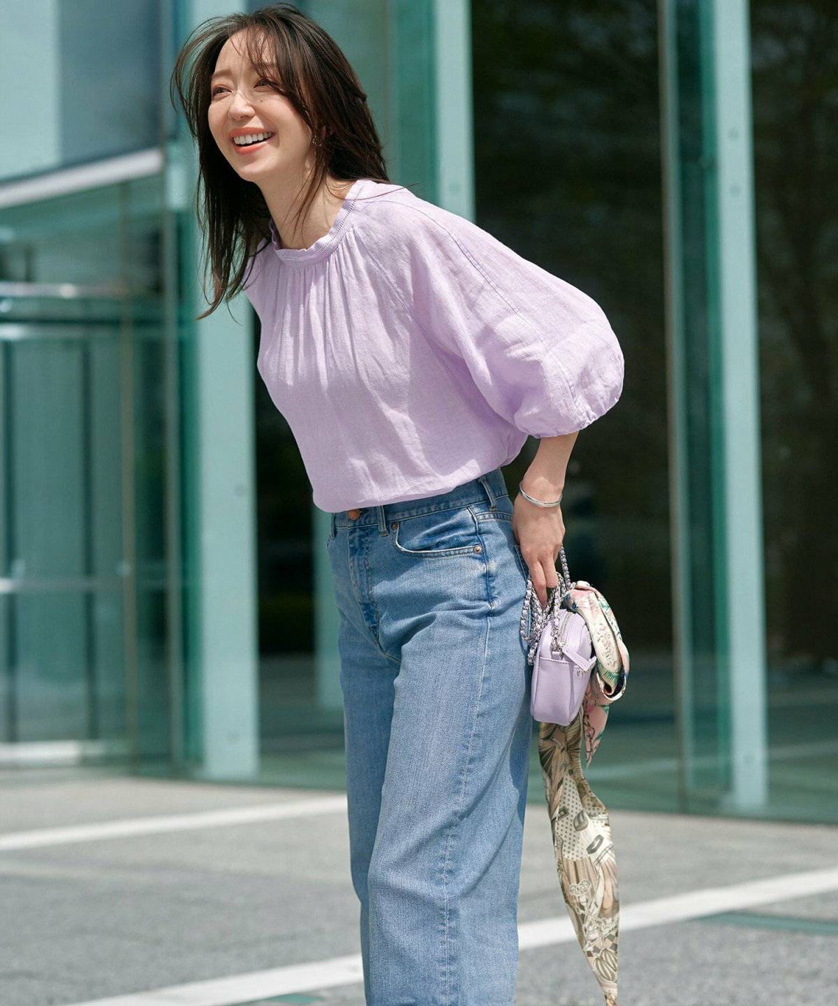 ブラウスとデニムパンツコーデの女性