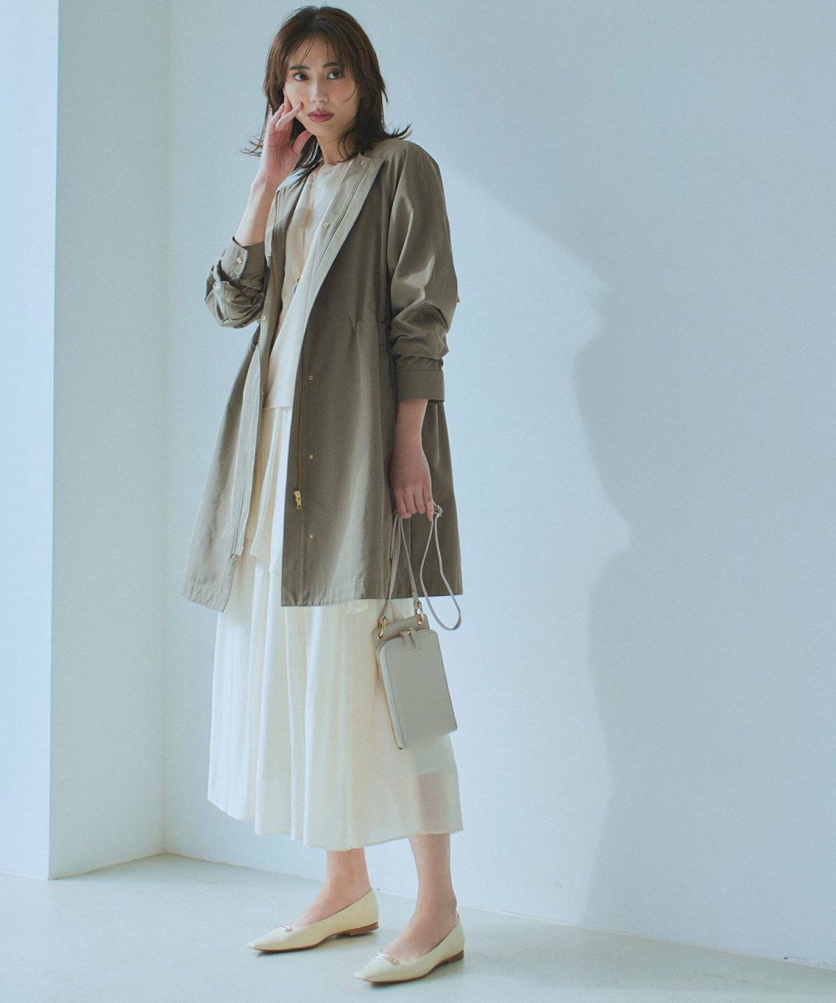 スカートとナイロンジャケットのコーデ