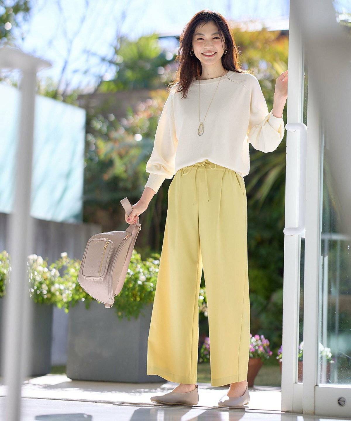 ニットトップス×カラーパンツのコーデの女性