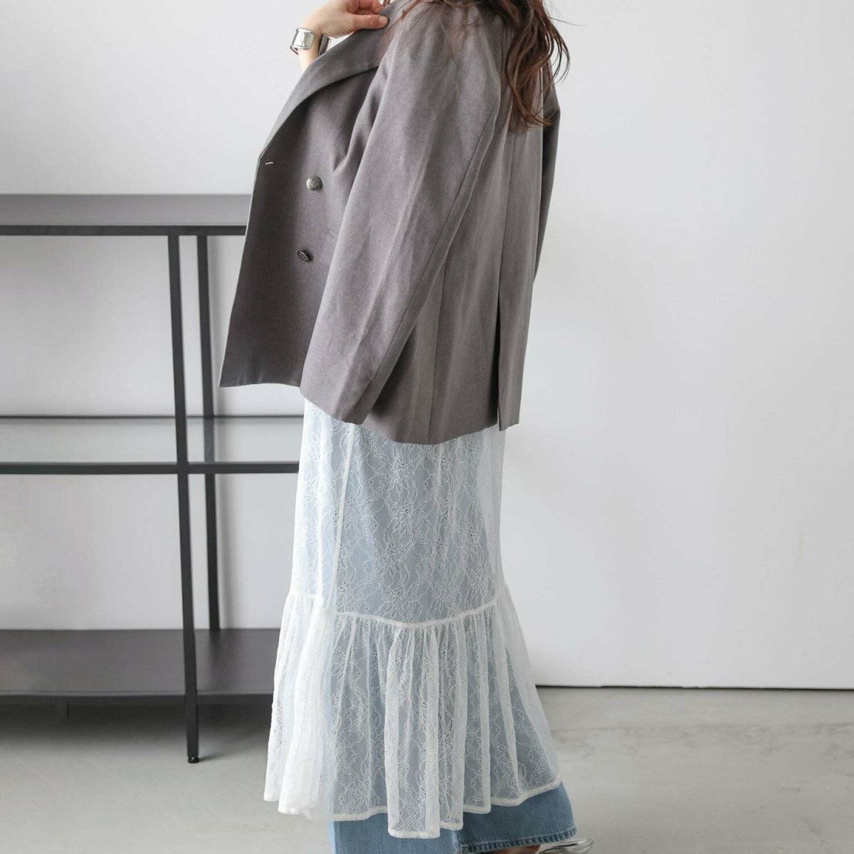 ジャケットとデニムパンツのコーデ