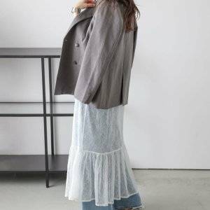  ジャケットとデニムパンツのコーデ 