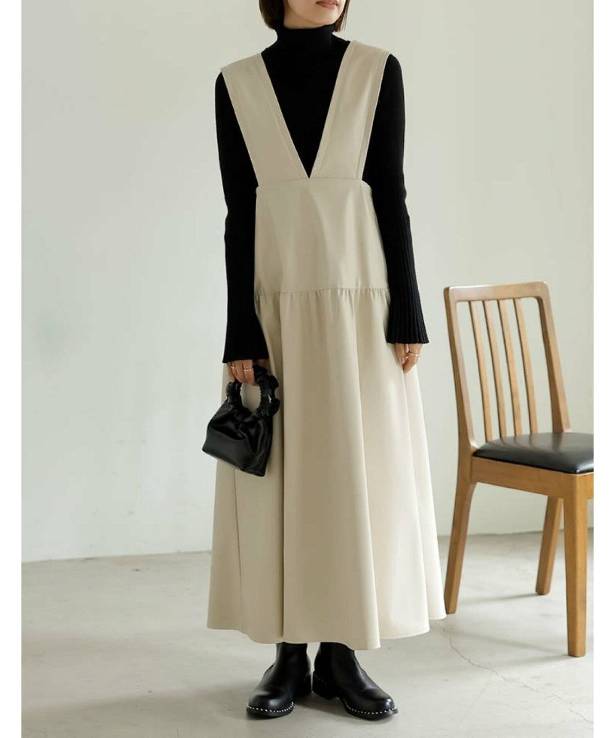 ワンピースコーデの女性