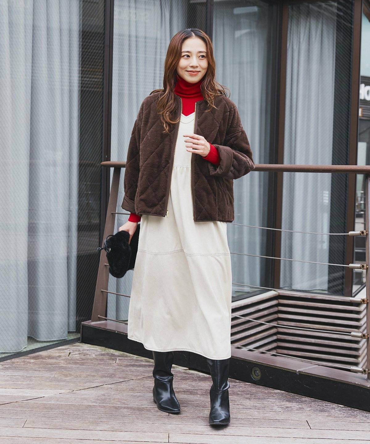 ワンピースコーデの女性