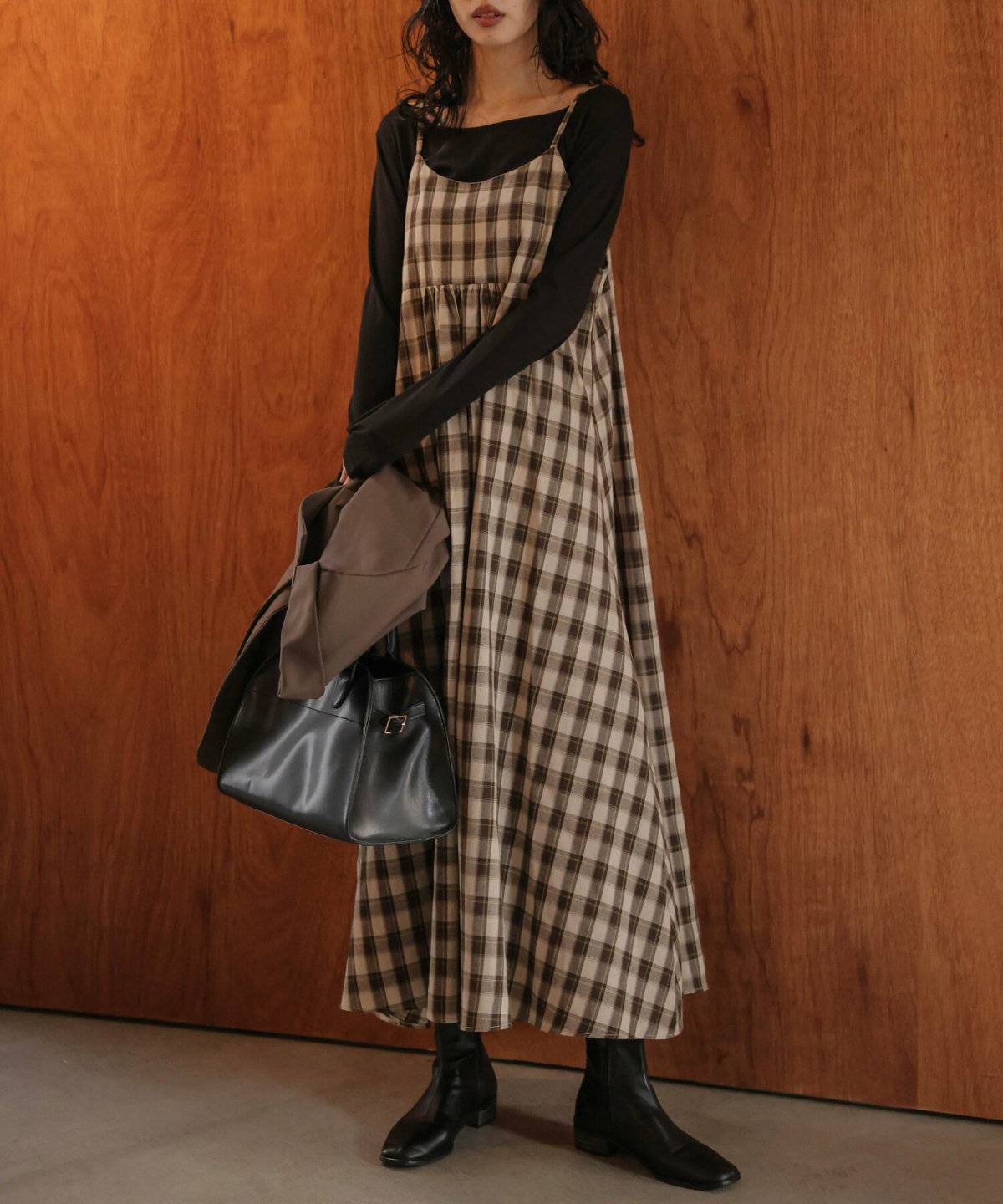 ワンピースコーデの女性