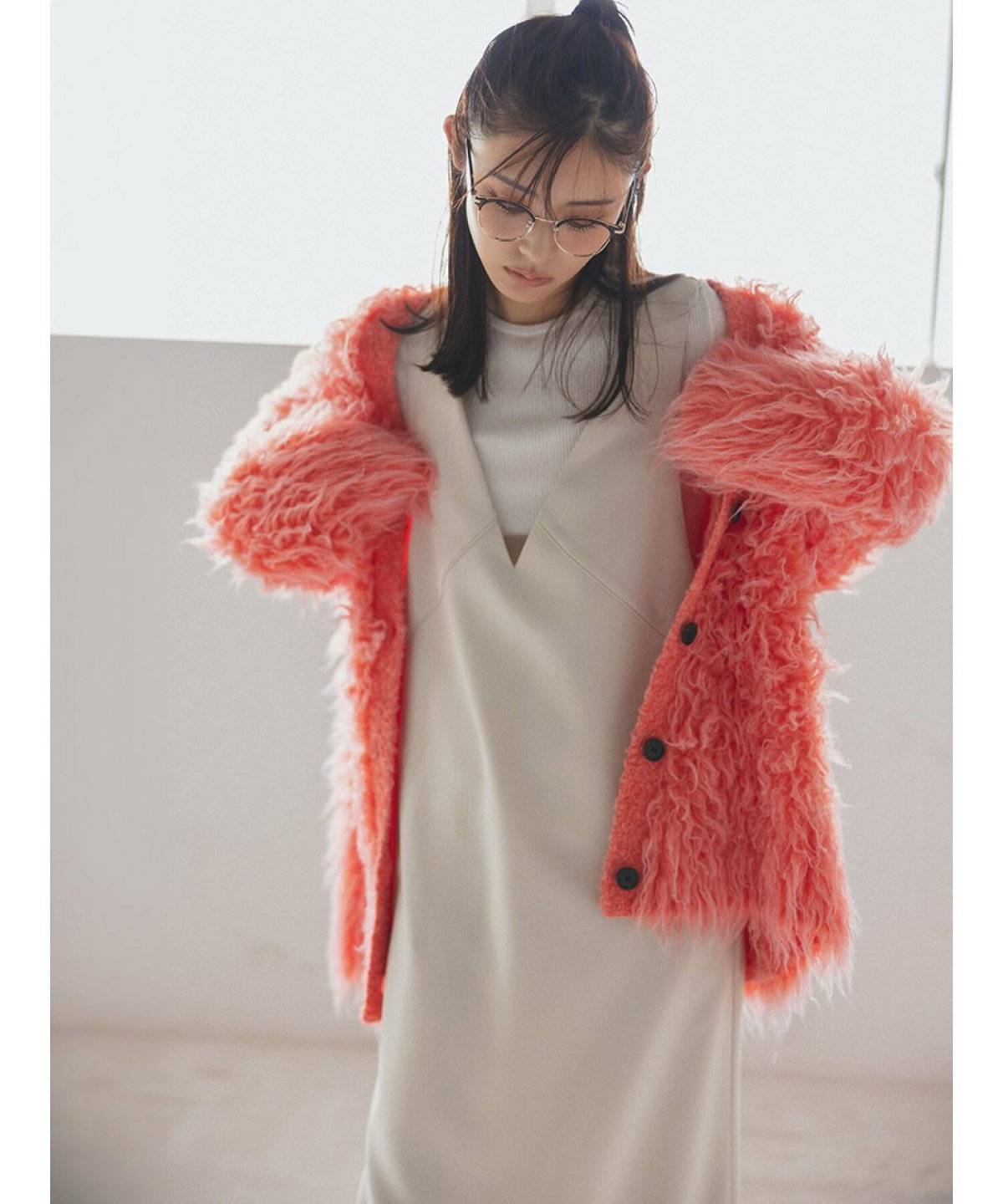 ワンピースコーデの女性