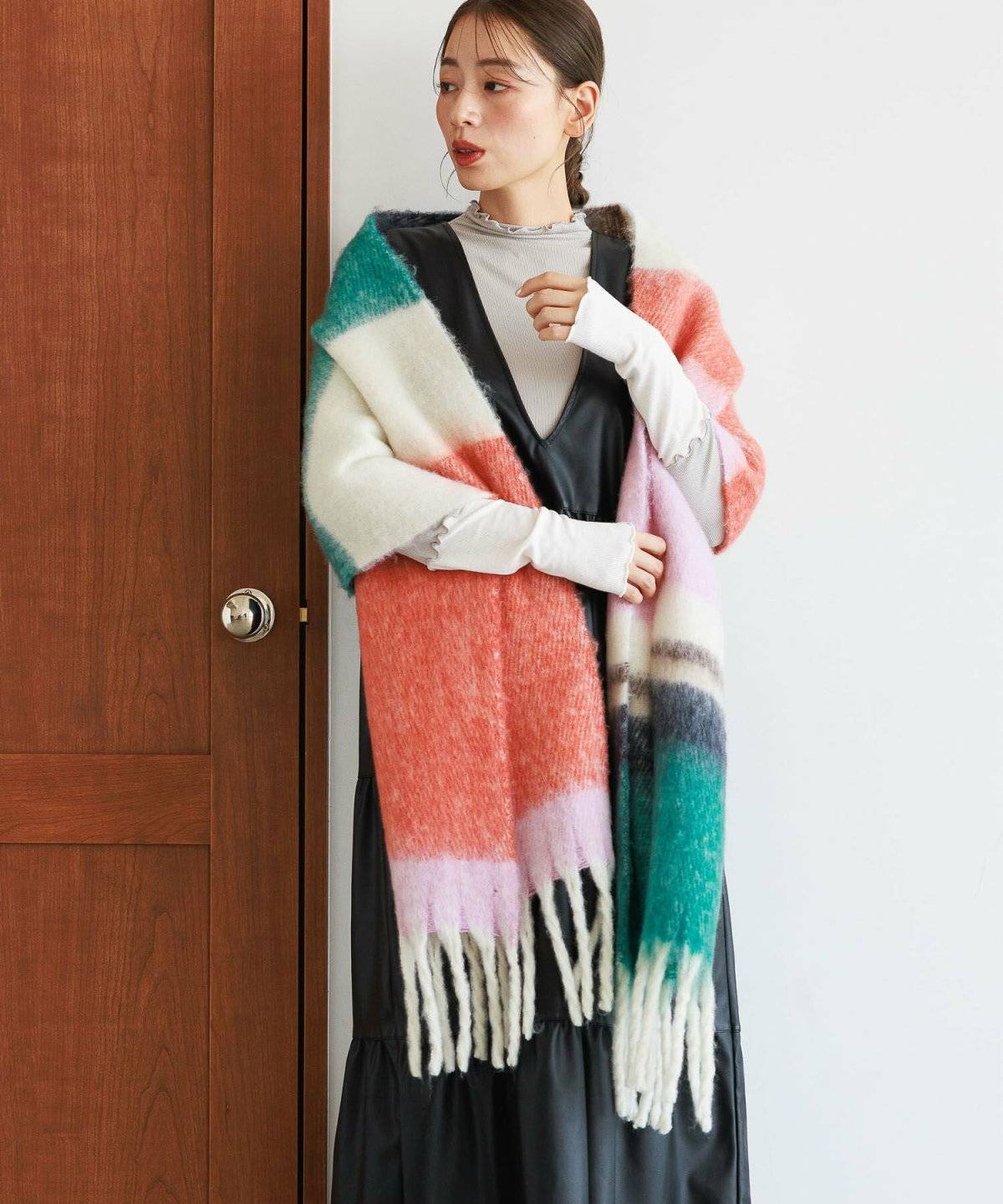 ワンピースコーデの女性