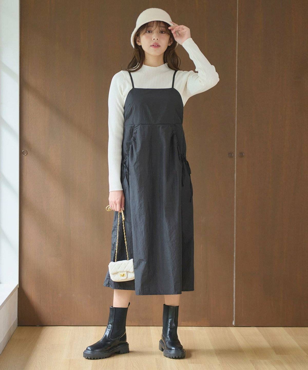 ワンピースコーデの女性