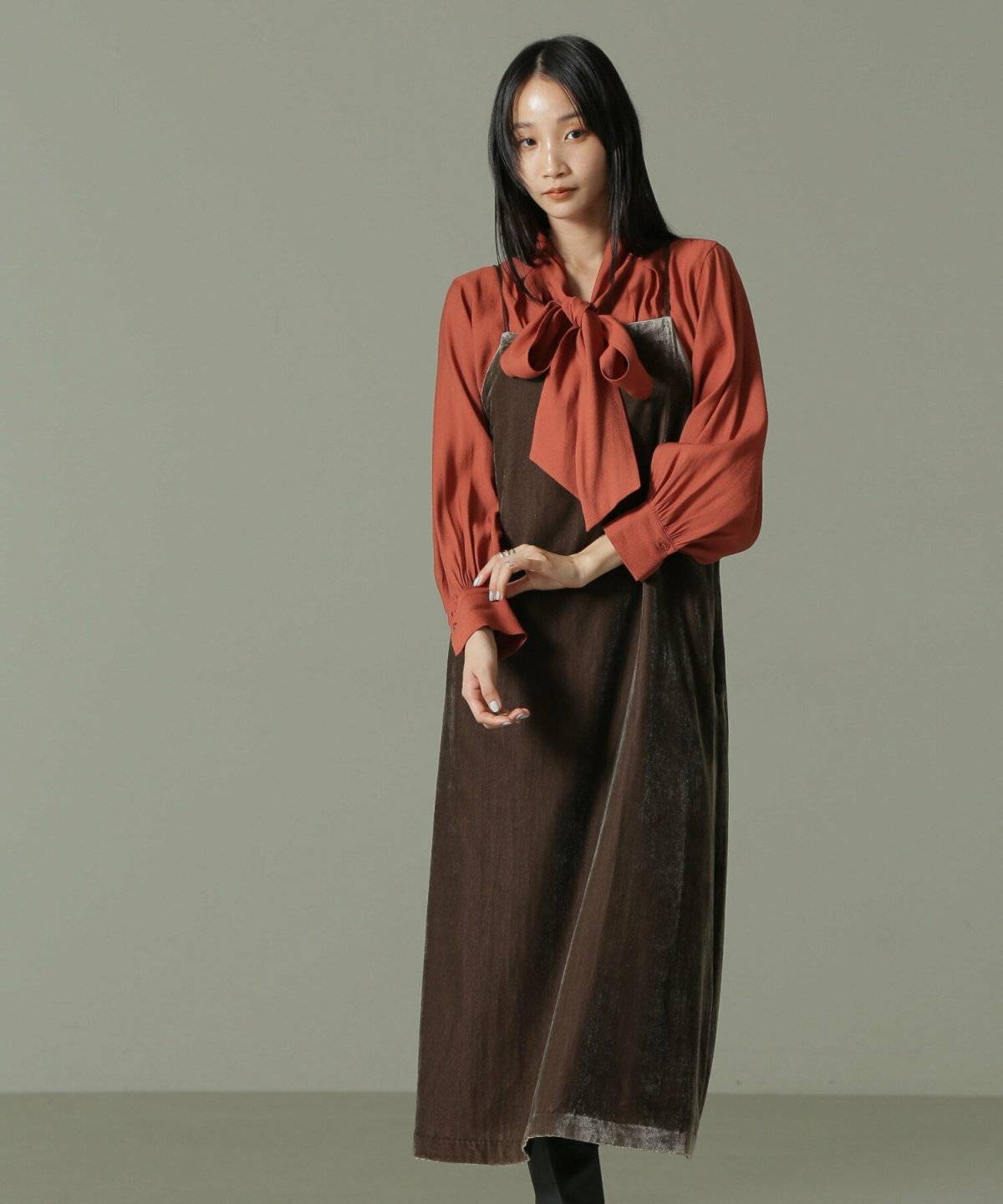 ワンピースコーデの女性