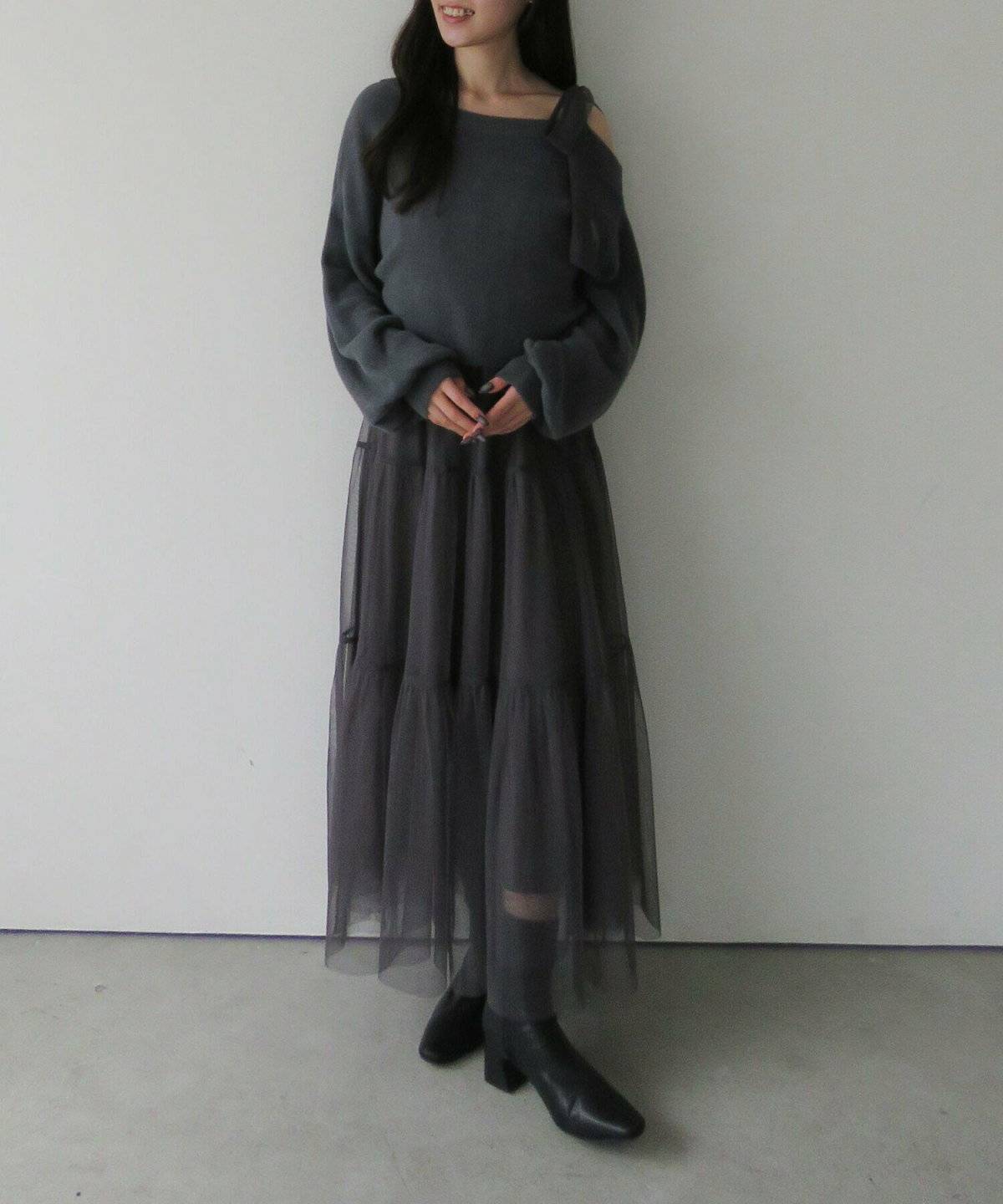 ワンピースコーデの女性