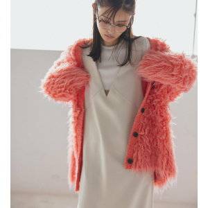  ワンピースコーデの女性 