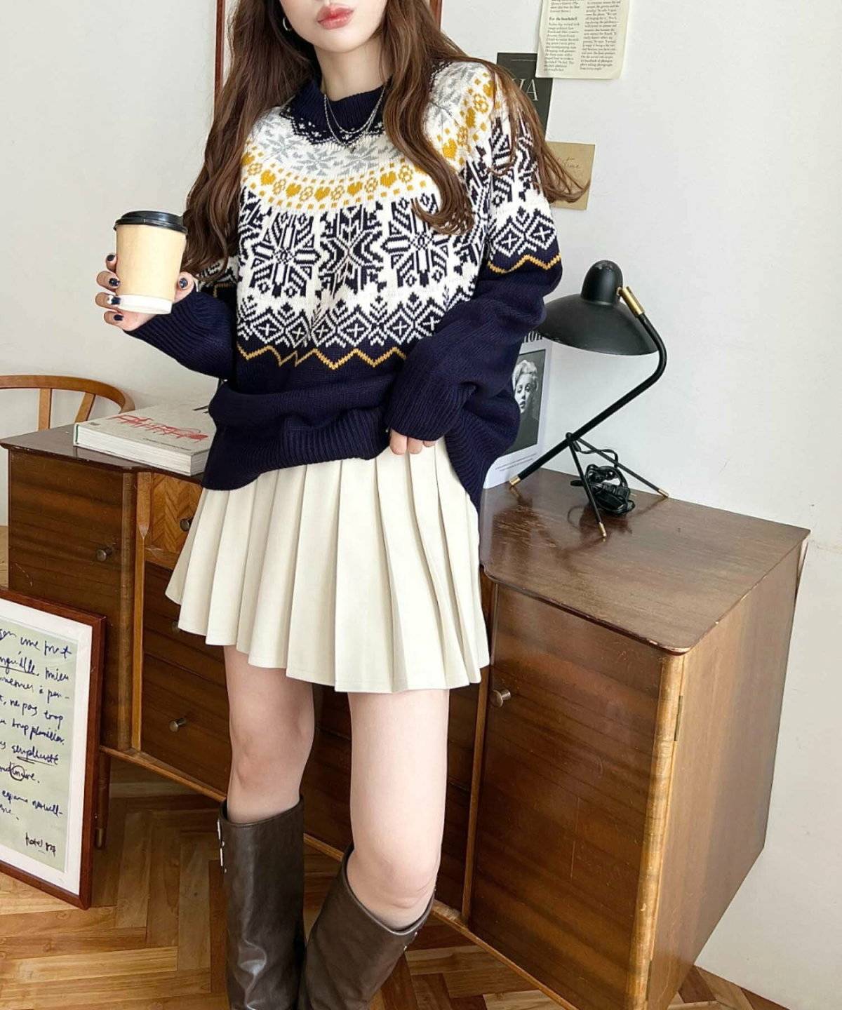 セーターコーデの女性