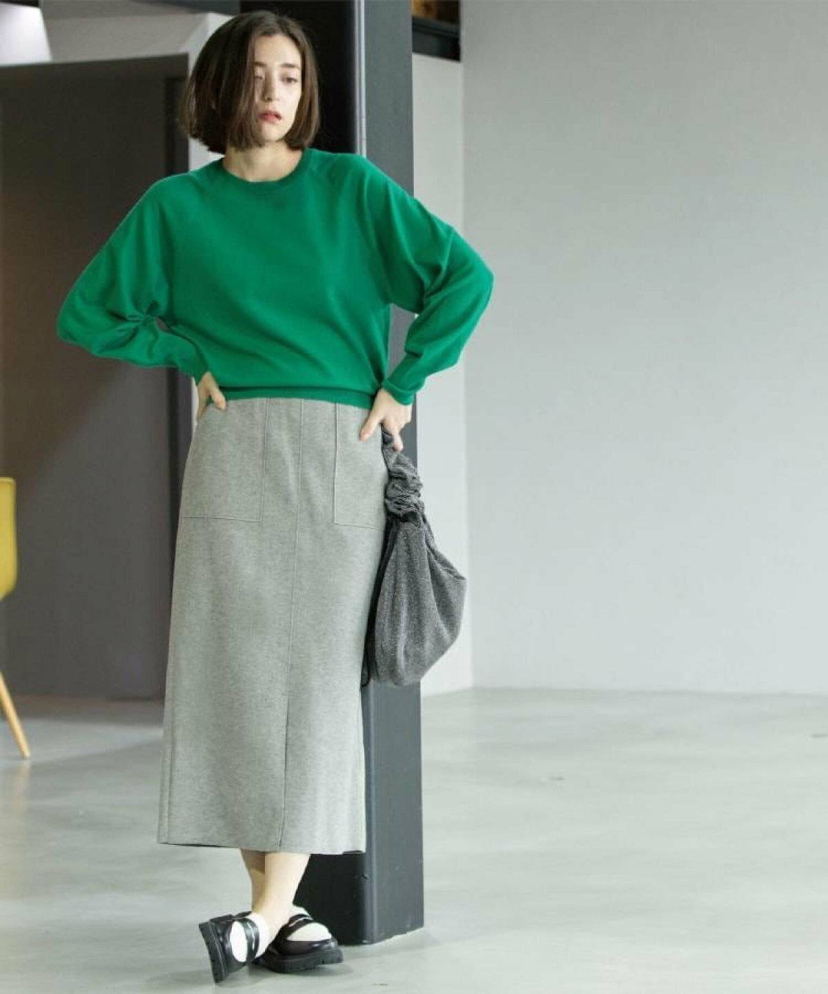 ニットコーデの女性