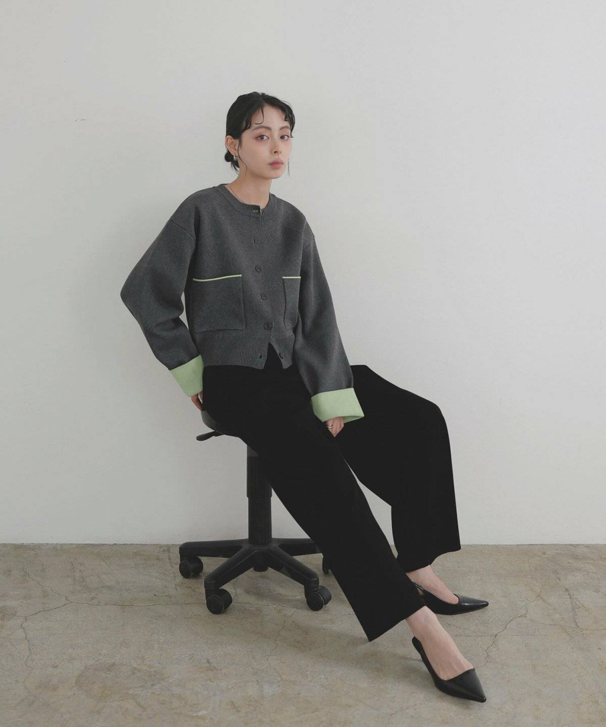 カーディガンコーデの女性