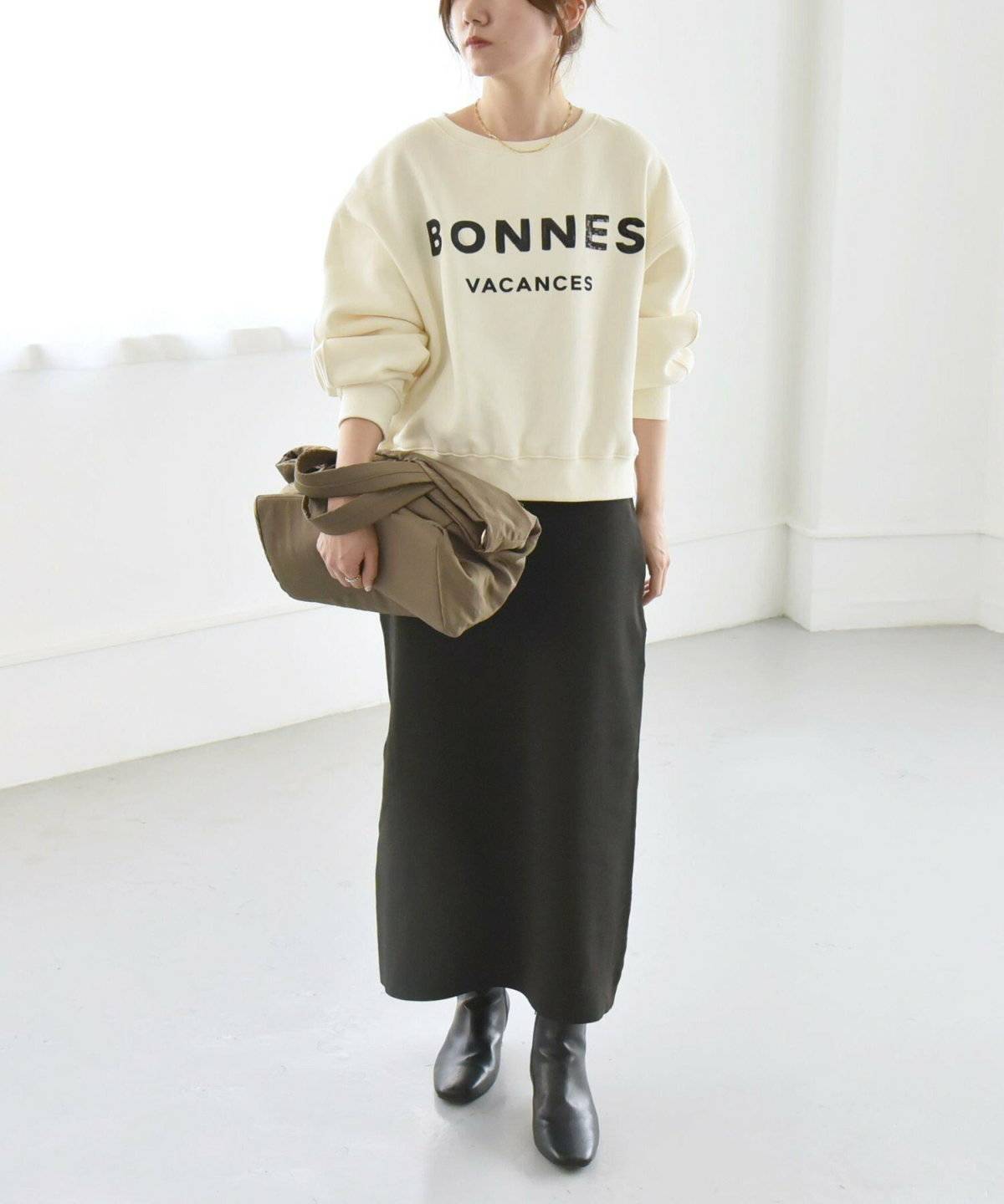 スウェットにスカートを合わせた女性