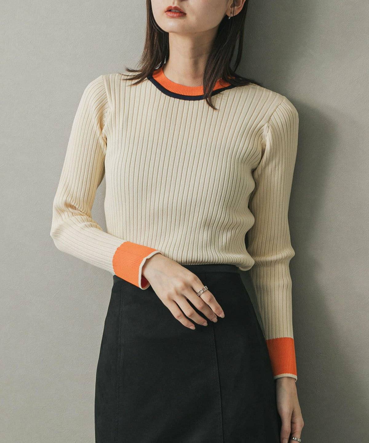 白ニットにスカートを合わせた女性