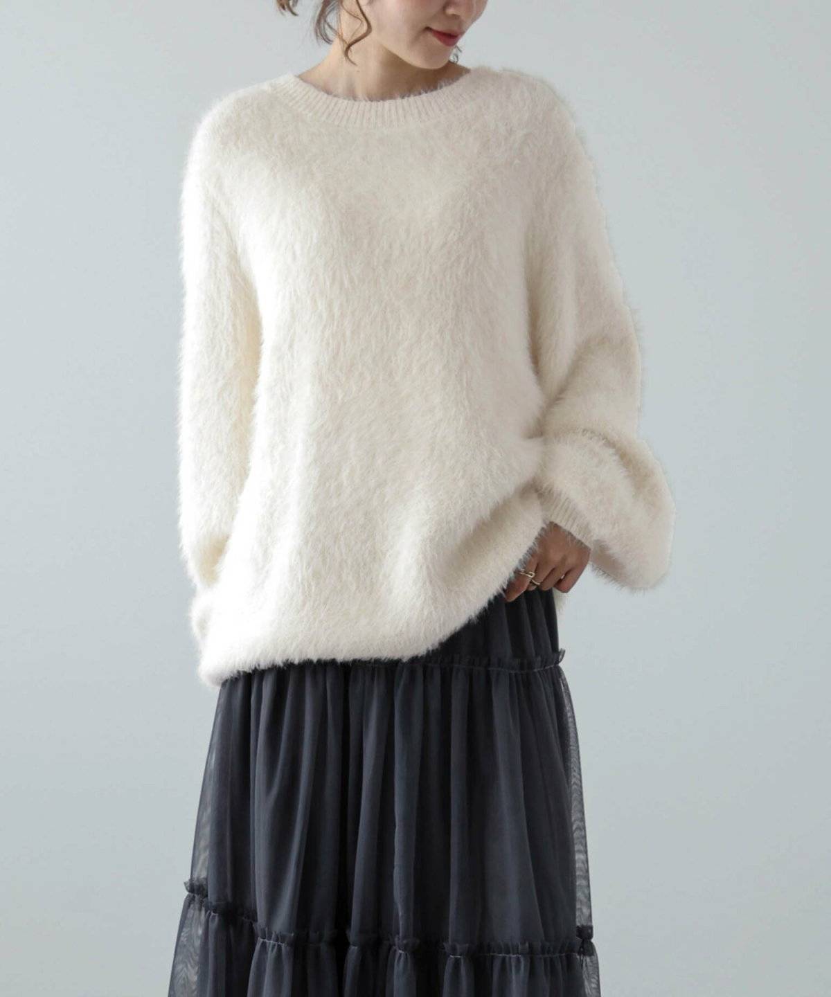 モノトーンコーデの女性