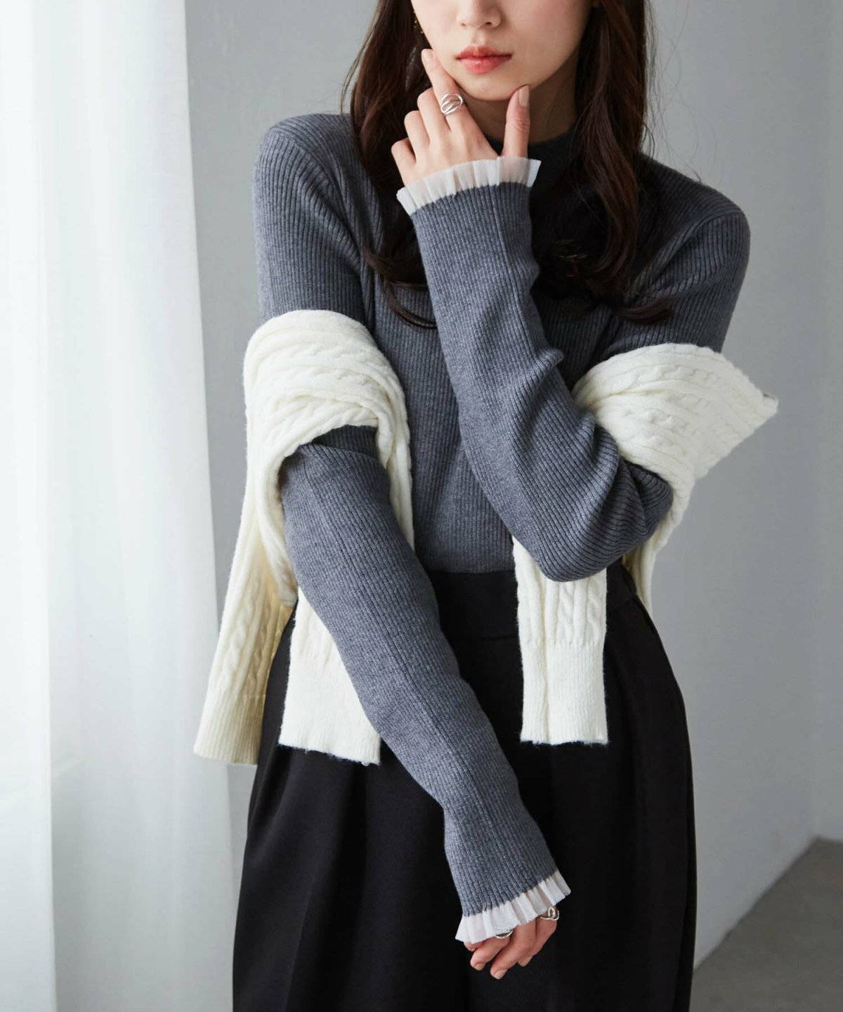 グレーのワントーンコーデの女性