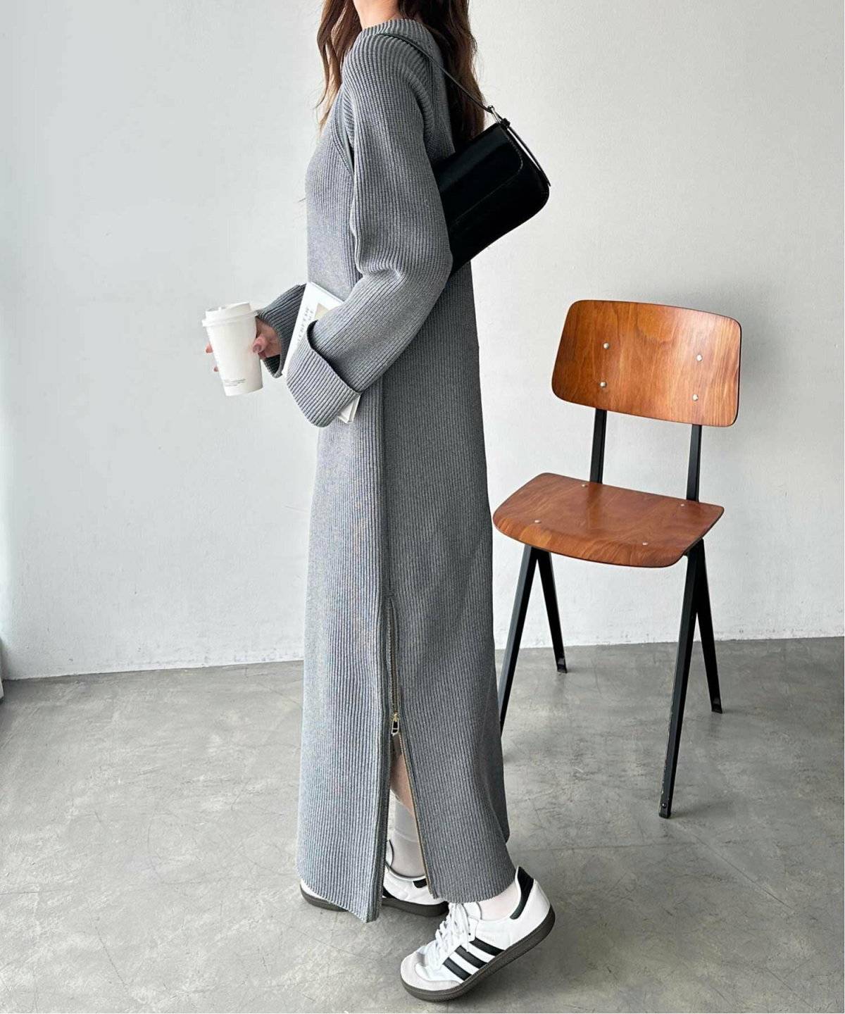 グレーのワンピースを着た女性