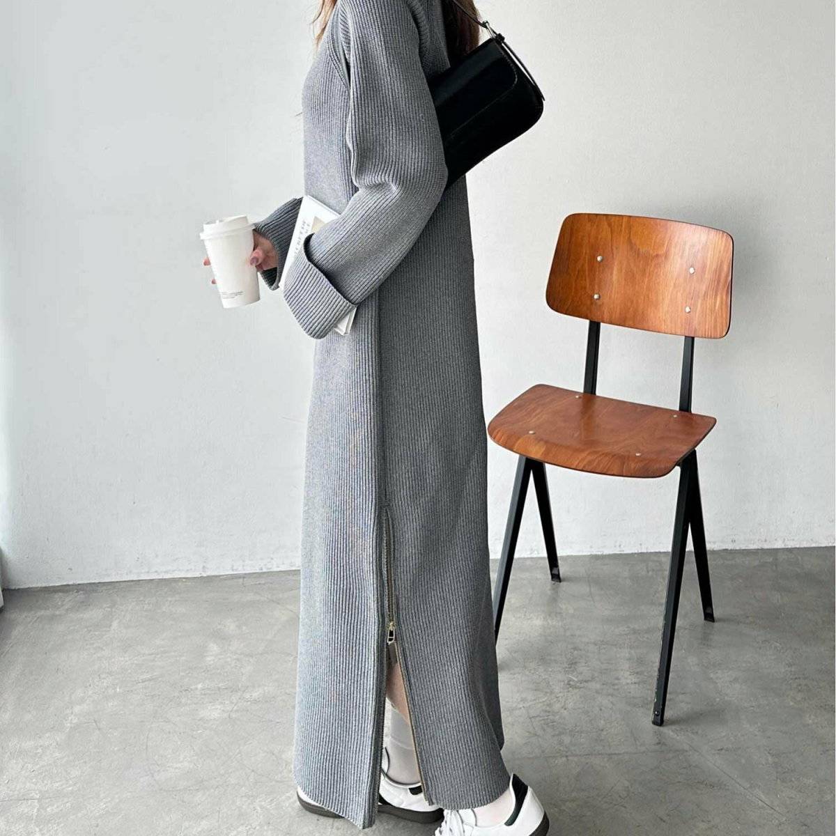 ワンピースコーデの女性