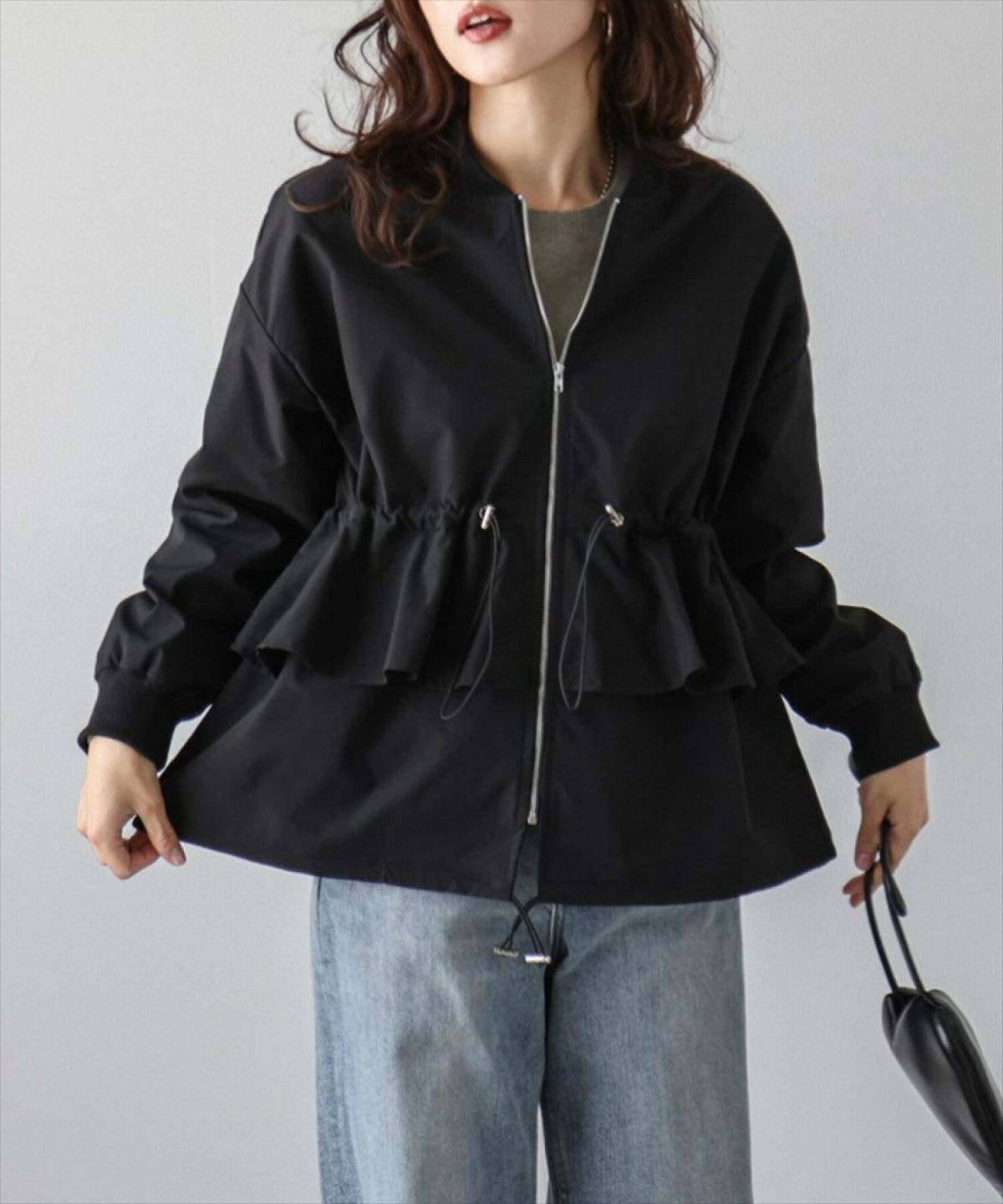 ジャケットにデニムを合わせた女性