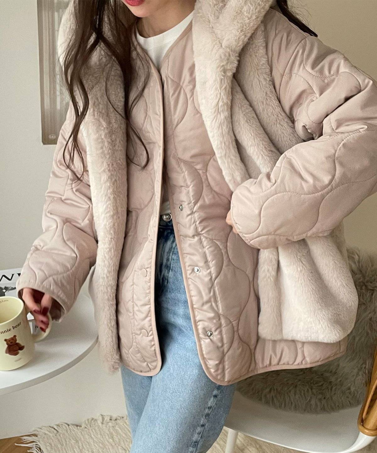 ファーベストにブルゾンを羽織ってデニムを合わせた女性