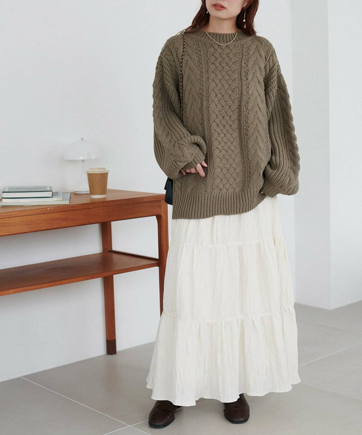 ニットにロングスカートを合わせた女性