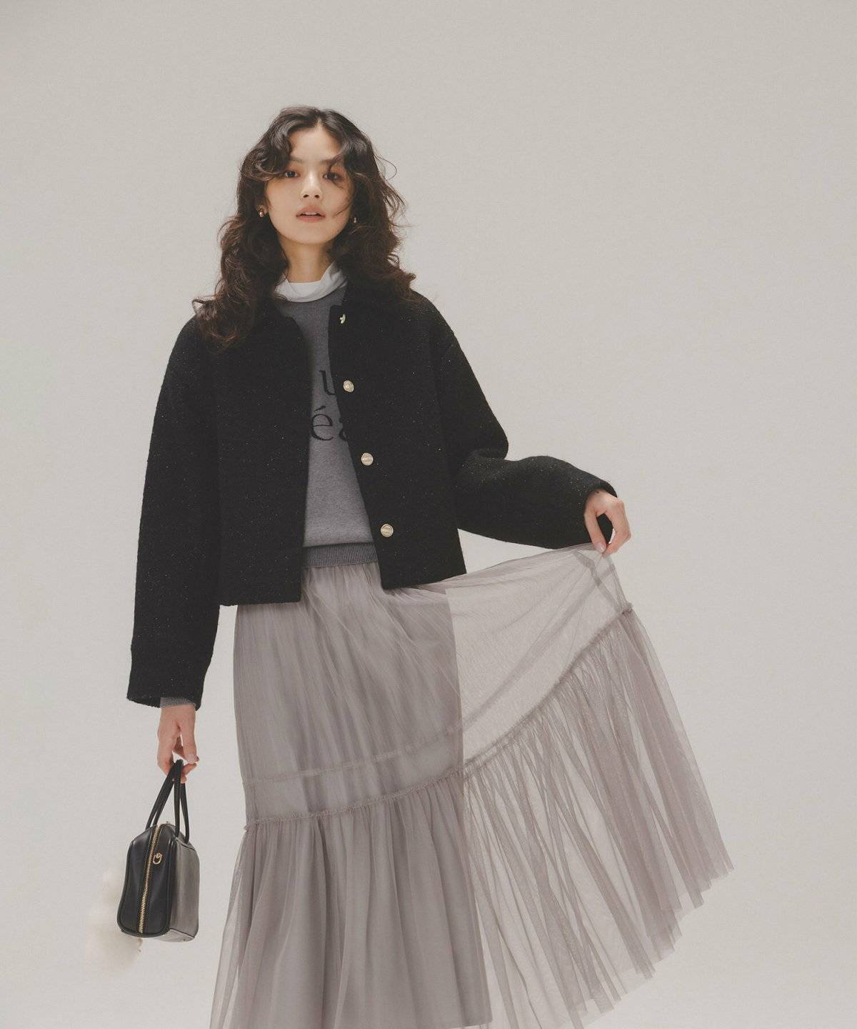 スウェットにチュールスカートを合わせた女性