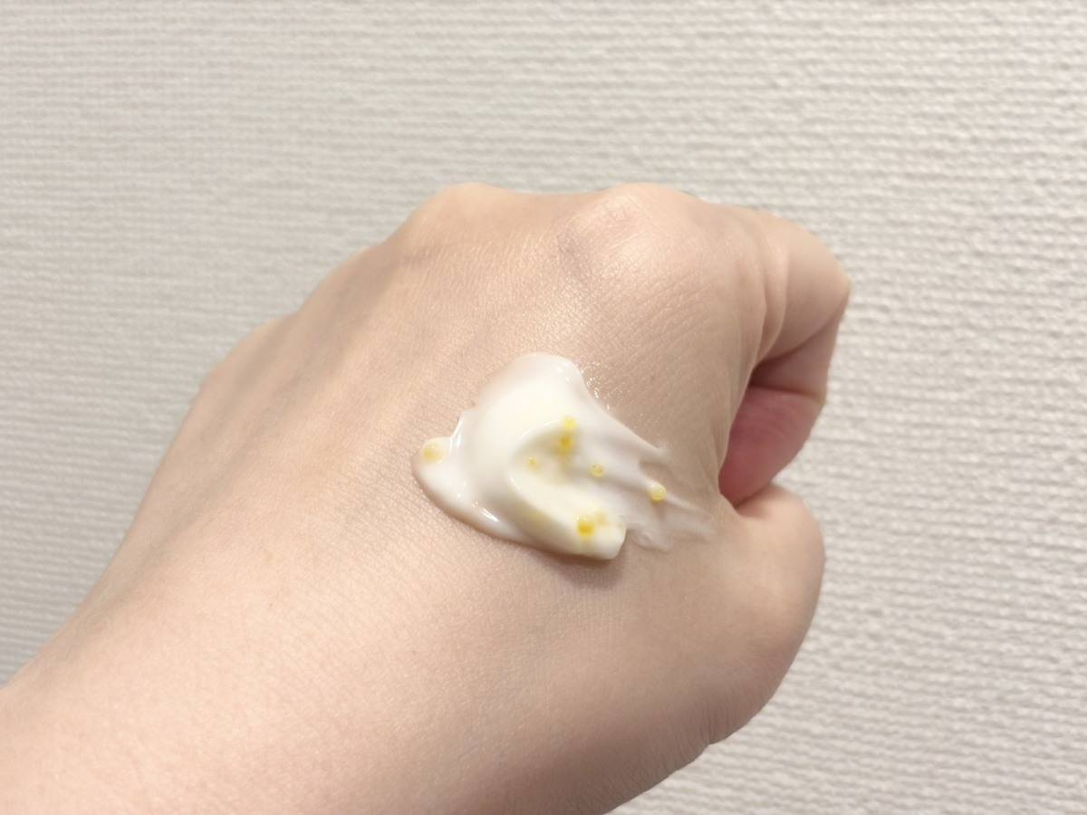 ダルバ ビタトーニングカプセルクリームと手