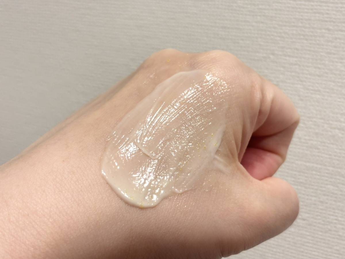 手に馴染ませたダルバ ビタトーニングカプセルクリーム