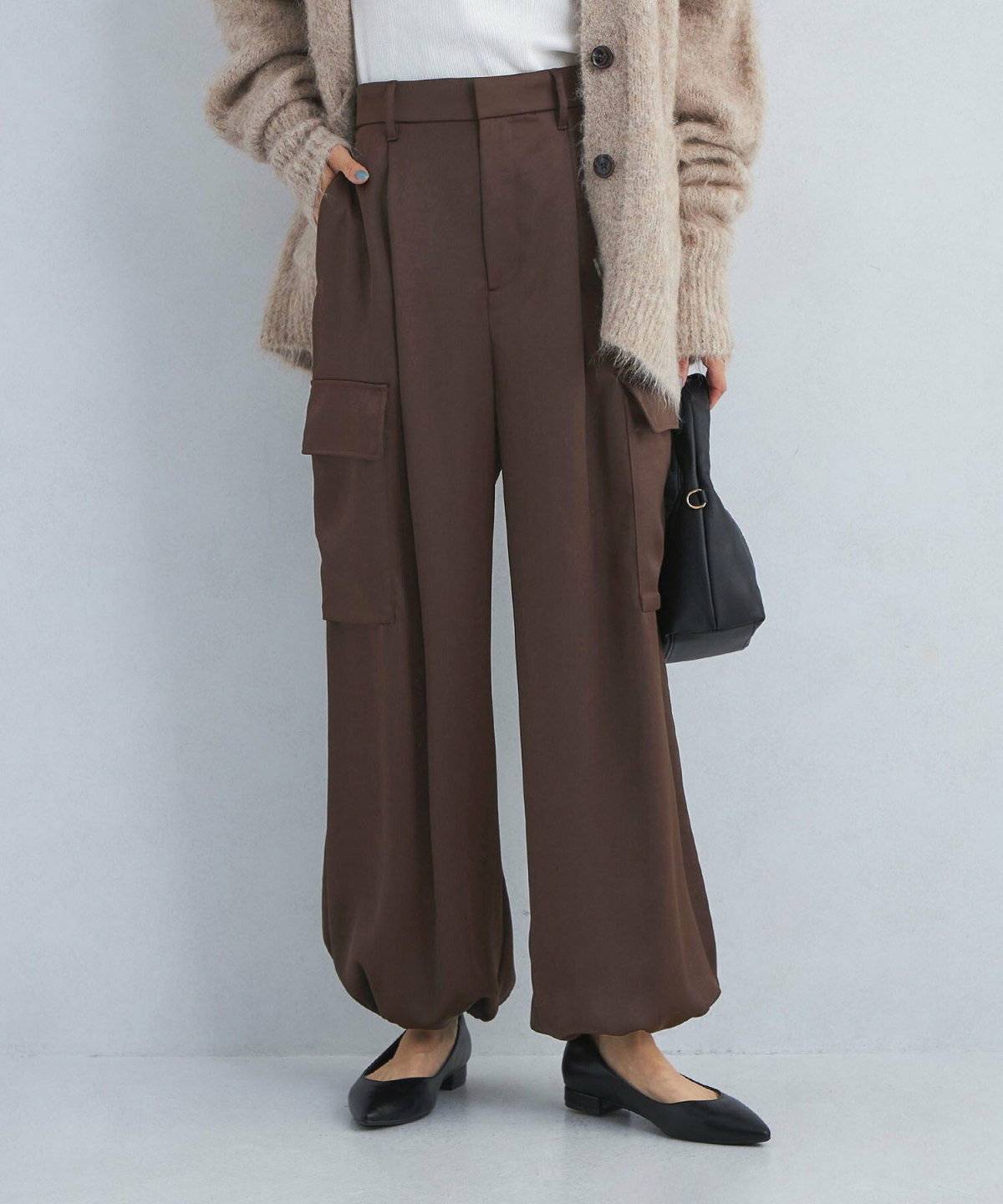 ブラウンコーデの女性