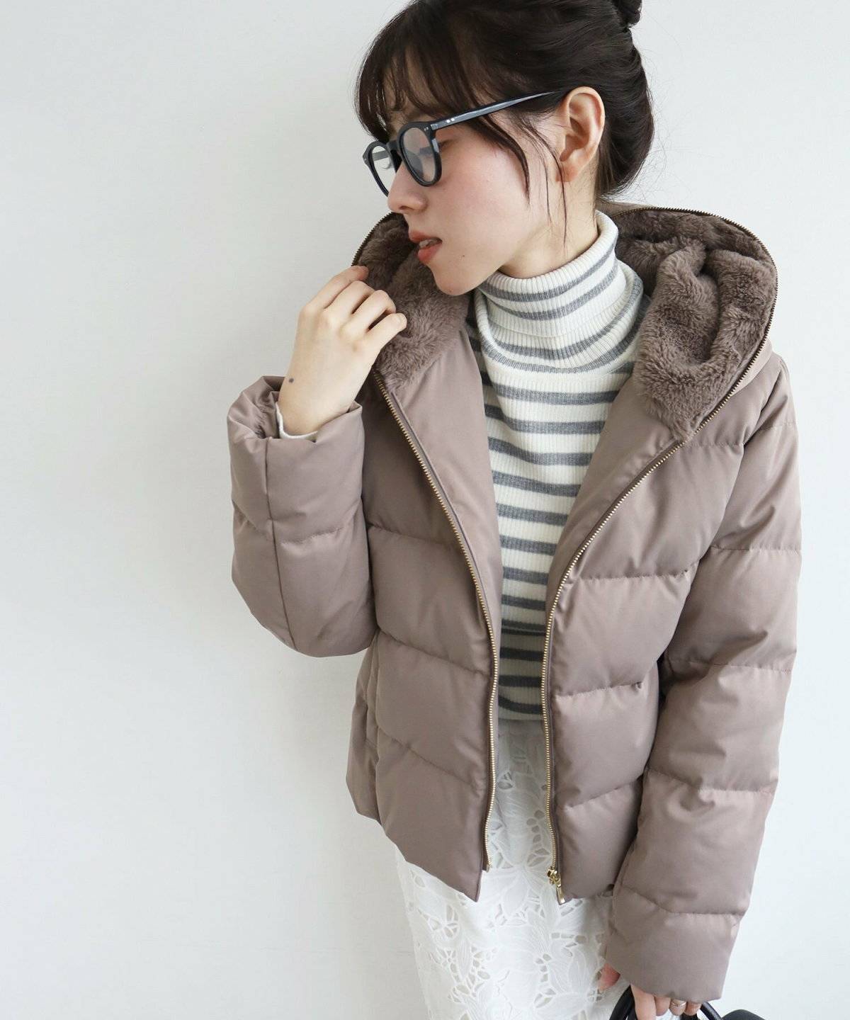ボーダーニットとダウンを合わせた女性