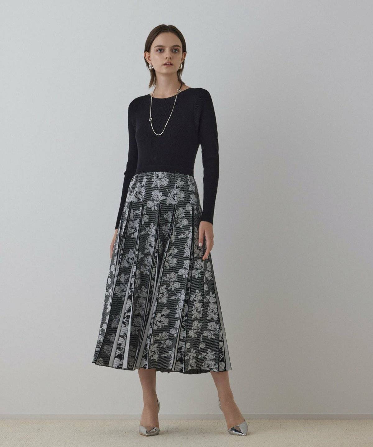 ワンピースコーデの女性