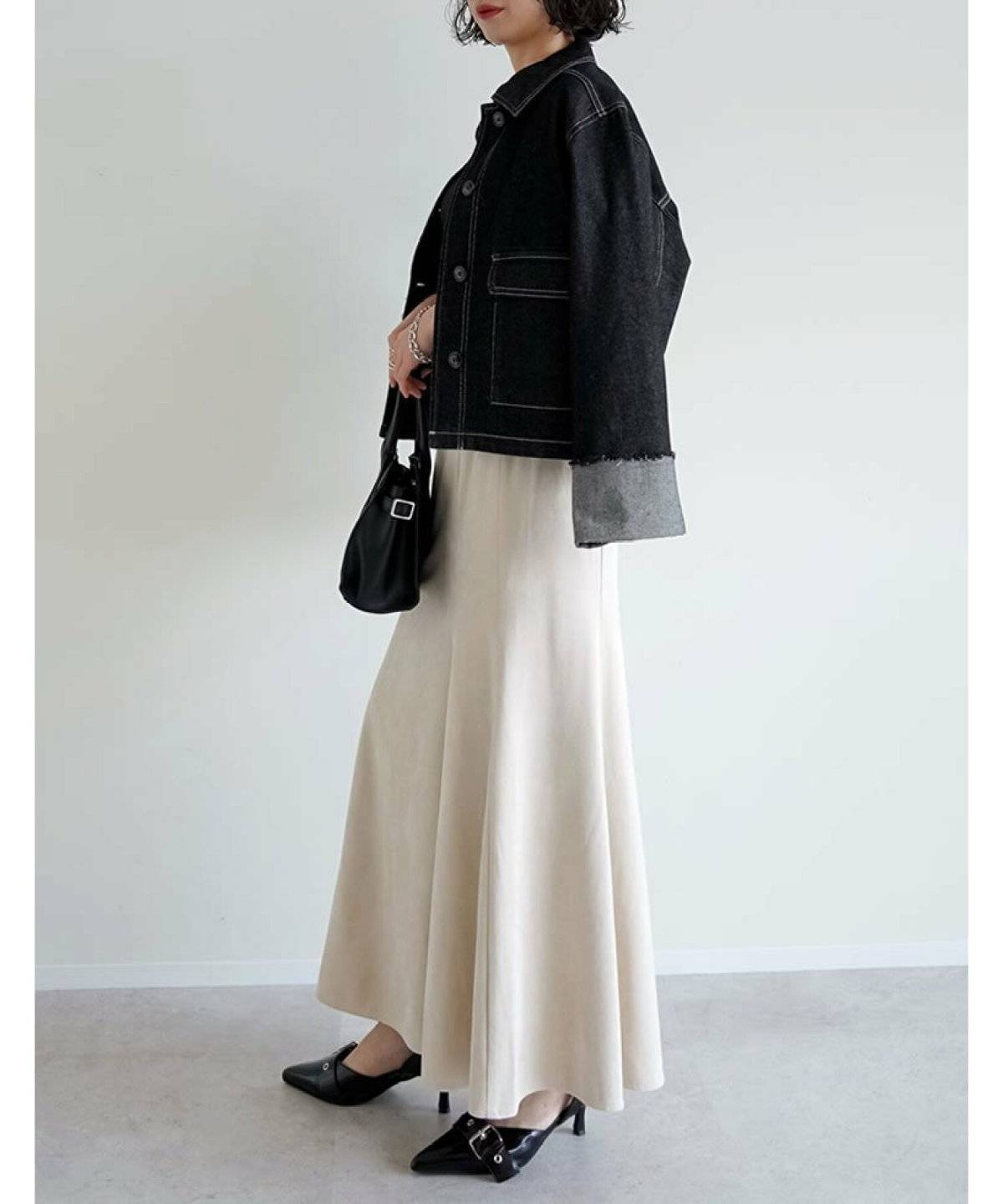 スカートコーデの女性
