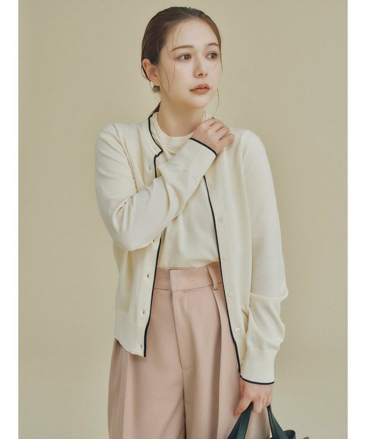 パンツコーデの女性