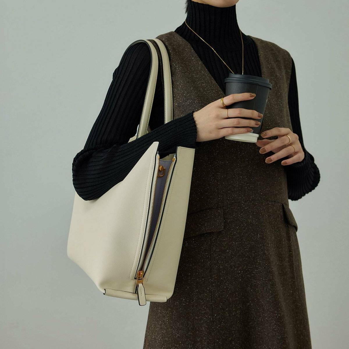 ジャンスカコーデの女性